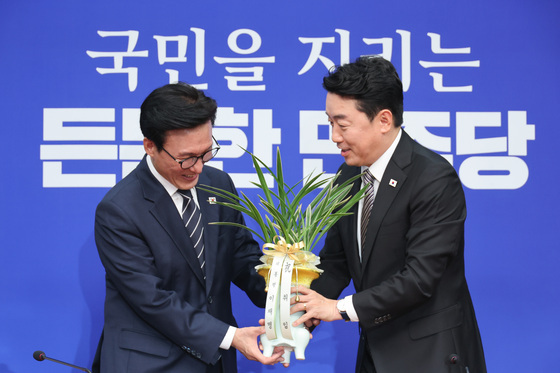 이재명 대통령 축하난 전달받는 김민석