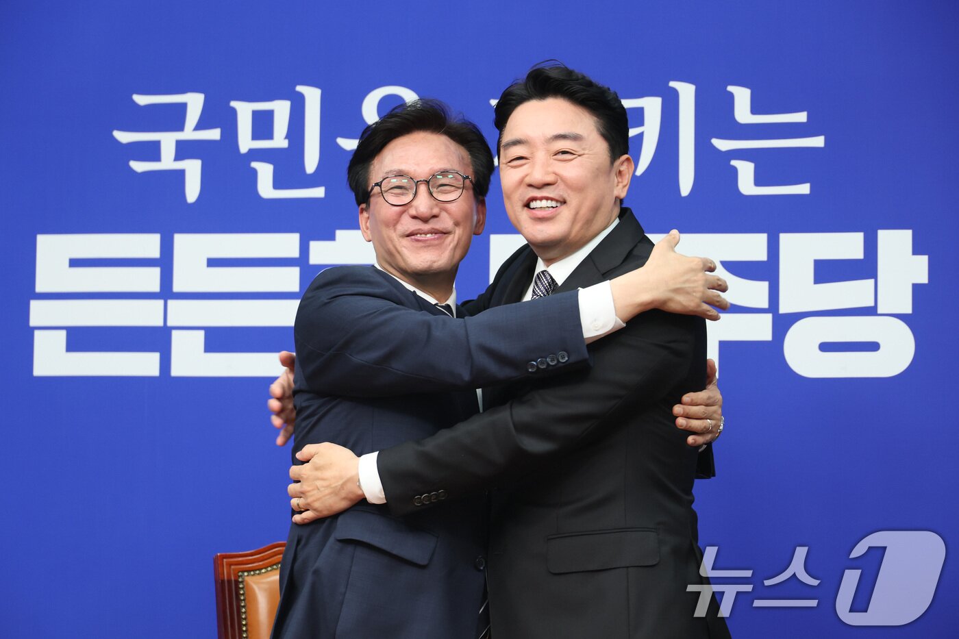 본문 이미지 - 김민석 더불어민주당 대표가 18일 서울 여의도 국회를 찾은 강훈식 대통령 비서실장을 접견하며 포옹하고 있다. 2026.8.18 ⓒ 뉴스1 신웅수 기자