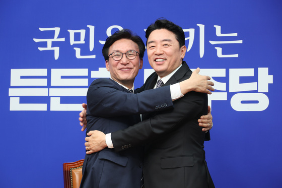 포옹하는 김민석·강훈식