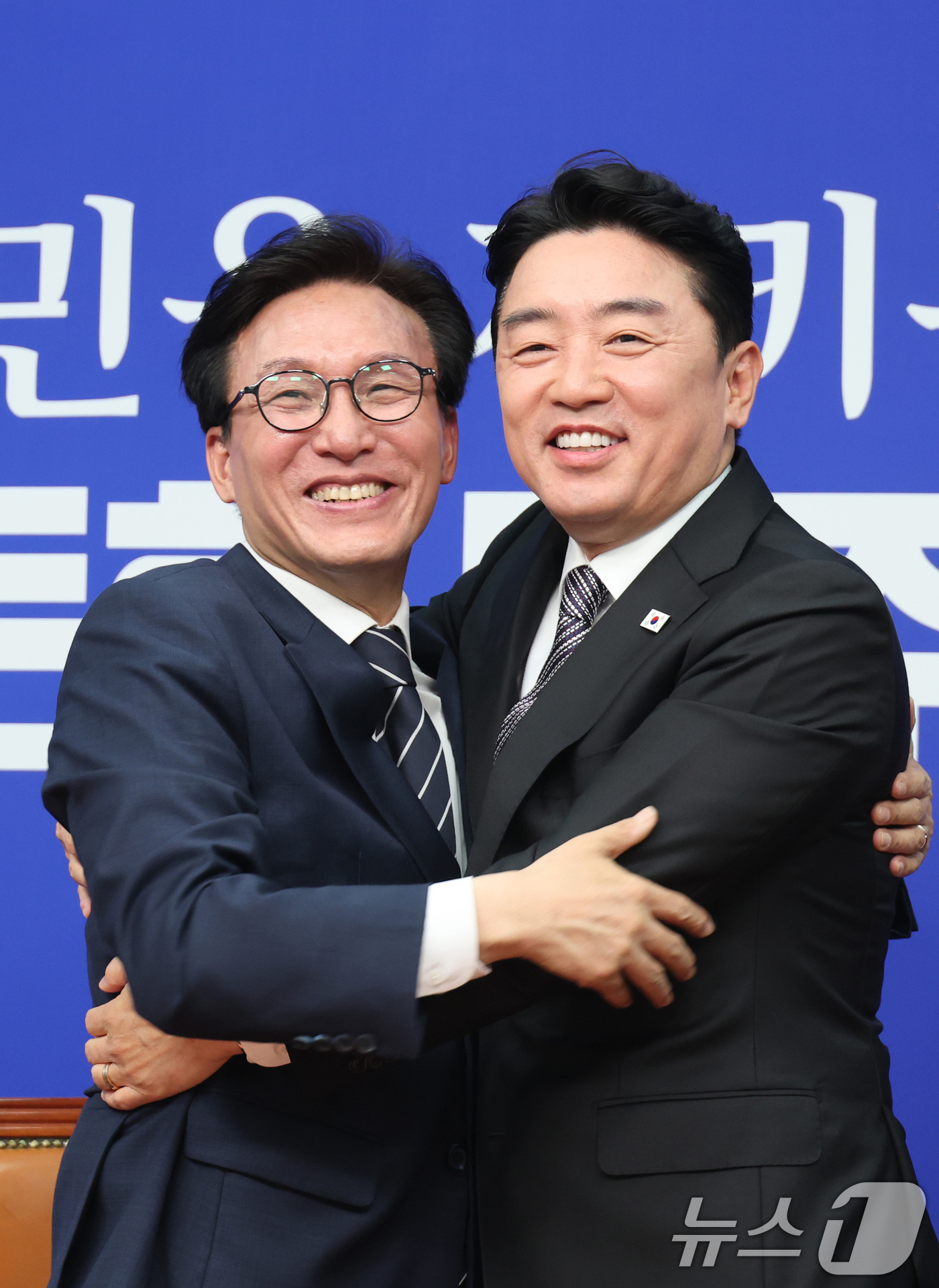 (서울=뉴스1) 신웅수 기자 = 김민석 더불어민주당 대표가 18일 서울 여의도 국회를 찾은 강훈식 대통령 비서실장을 접견하며 포옹하고 있다. 2026.8.18/뉴스1