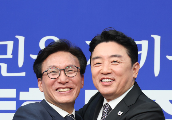 포옹하는 김민석 대표·강훈식 실장