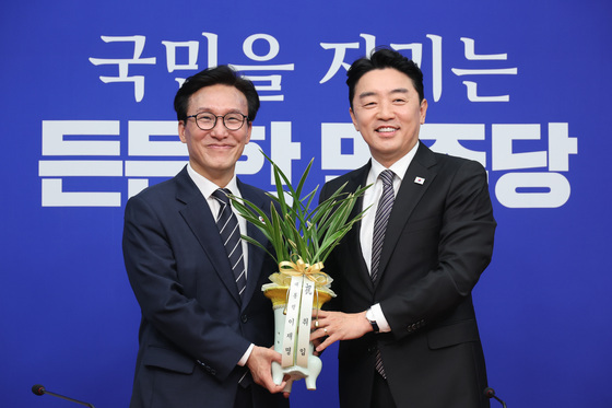與김민석, 靑강훈식과 포옹…"벽 없는 원팀 기대감"