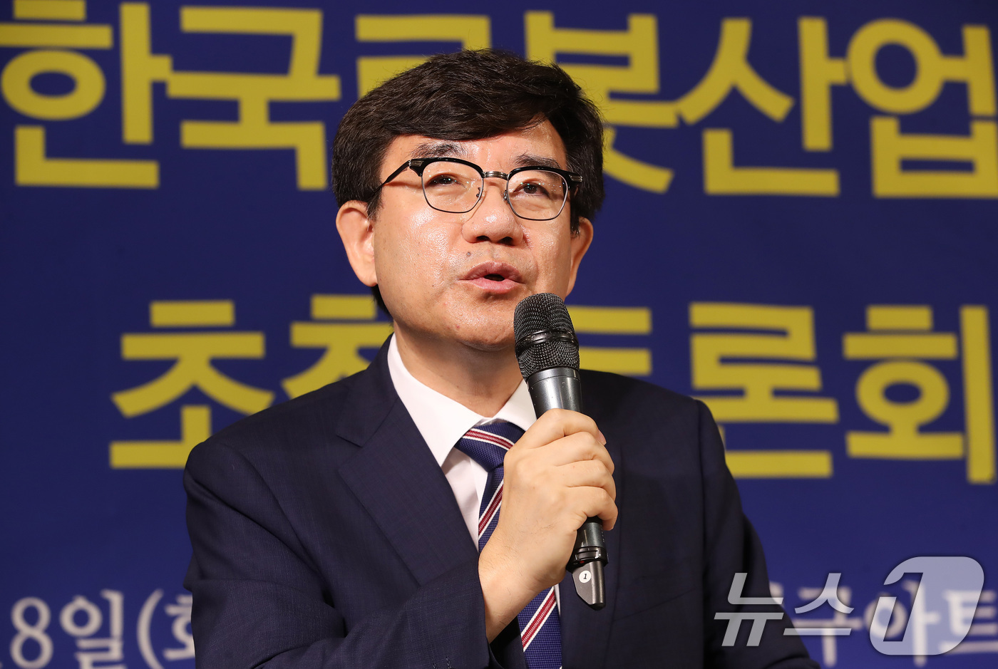 (대구=뉴스1) 공정식 기자 = 조영훈 한국로봇산업진흥원장이 18일 오전 대구 남구 이천동 대구아트파크에서 열린 아시아포럼21 초청 토론회에서 모두 발언을 하고 있다. 2026.8 …