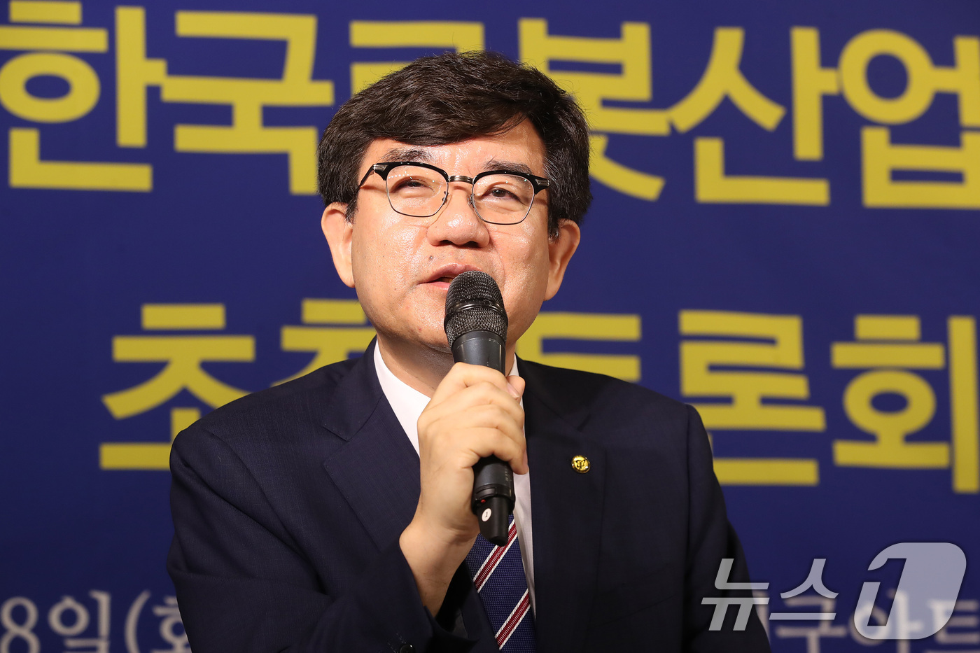 (대구=뉴스1) 공정식 기자 = 조영훈 한국로봇산업진흥원장이 18일 오전 대구 남구 이천동 대구아트파크에서 열린 아시아포럼21 초청 토론회에서 모두 발언을 하고 있다. 2026.8 …
