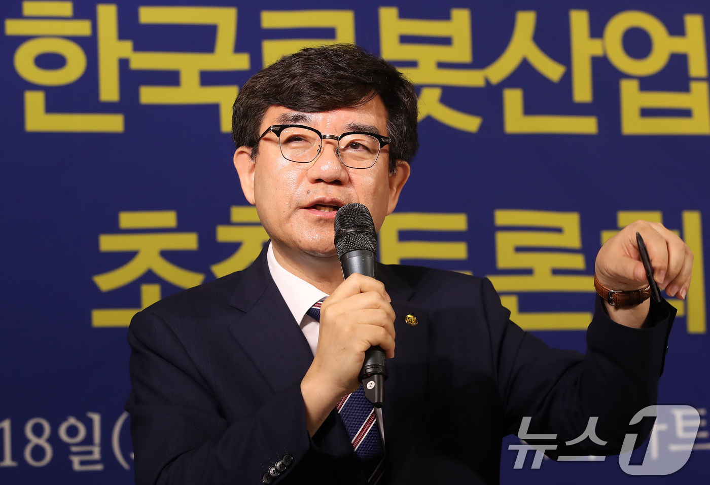 (대구=뉴스1) 공정식 기자 = 조영훈 한국로봇산업진흥원장이 18일 오전 대구 남구 이천동 대구아트파크에서 열린 아시아포럼21 초청 토론회에서 모두 발언을 하고 있다. 2026.8 …