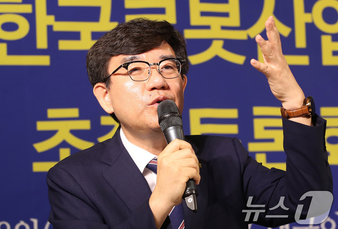 (대구=뉴스1) 공정식 기자 = 조영훈 한국로봇산업진흥원장이 18일 오전 대구 남구 이천동 대구아트파크에서 열린 아시아포럼21 초청 토론회에서 모두 발언을 하고 있다. 2026.8 …
