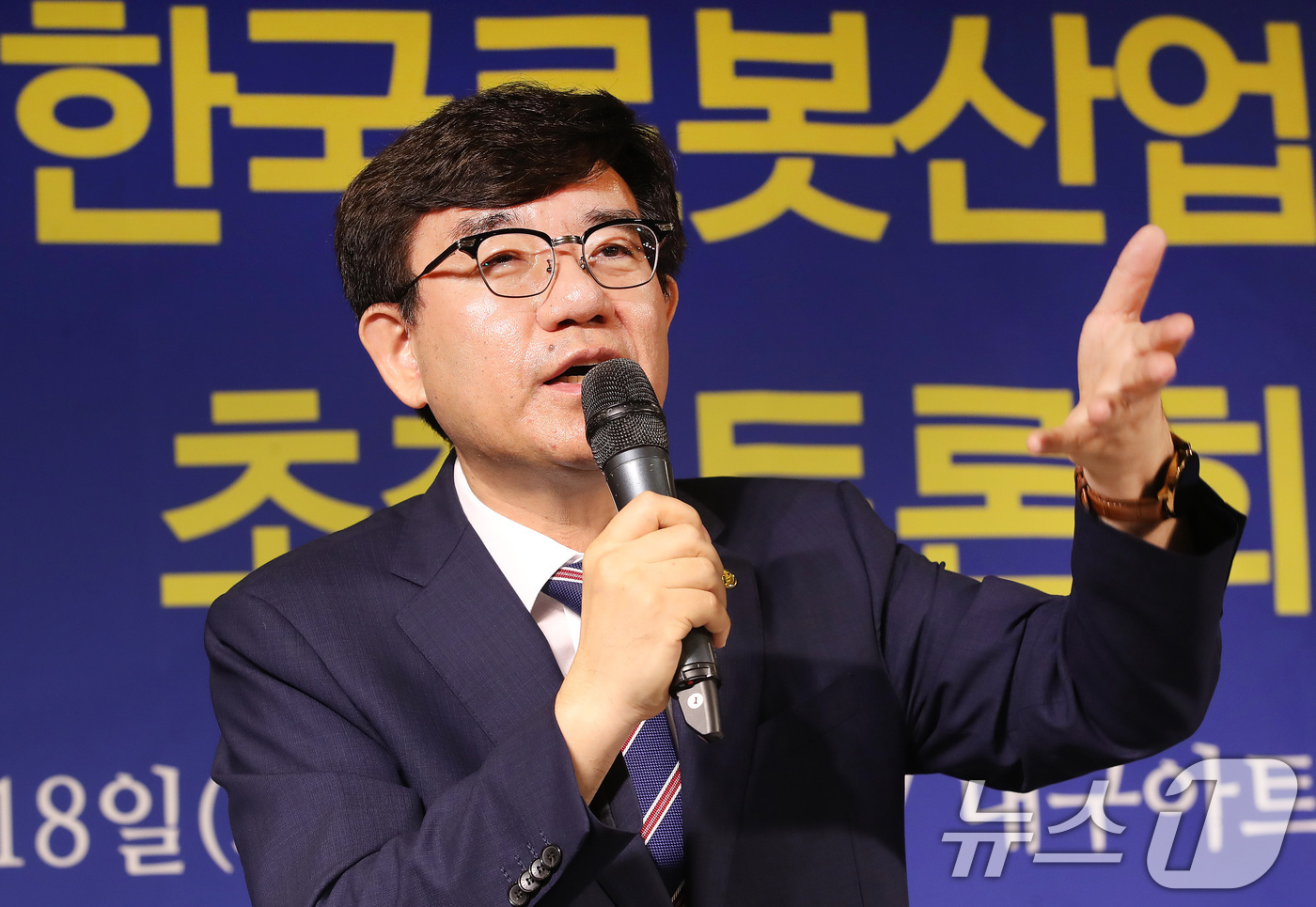 (대구=뉴스1) 공정식 기자 = 조영훈 한국로봇산업진흥원장이 18일 오전 대구 남구 이천동 대구아트파크에서 열린 아시아포럼21 초청 토론회에서 모두 발언을 하고 있다. 2026.8 …