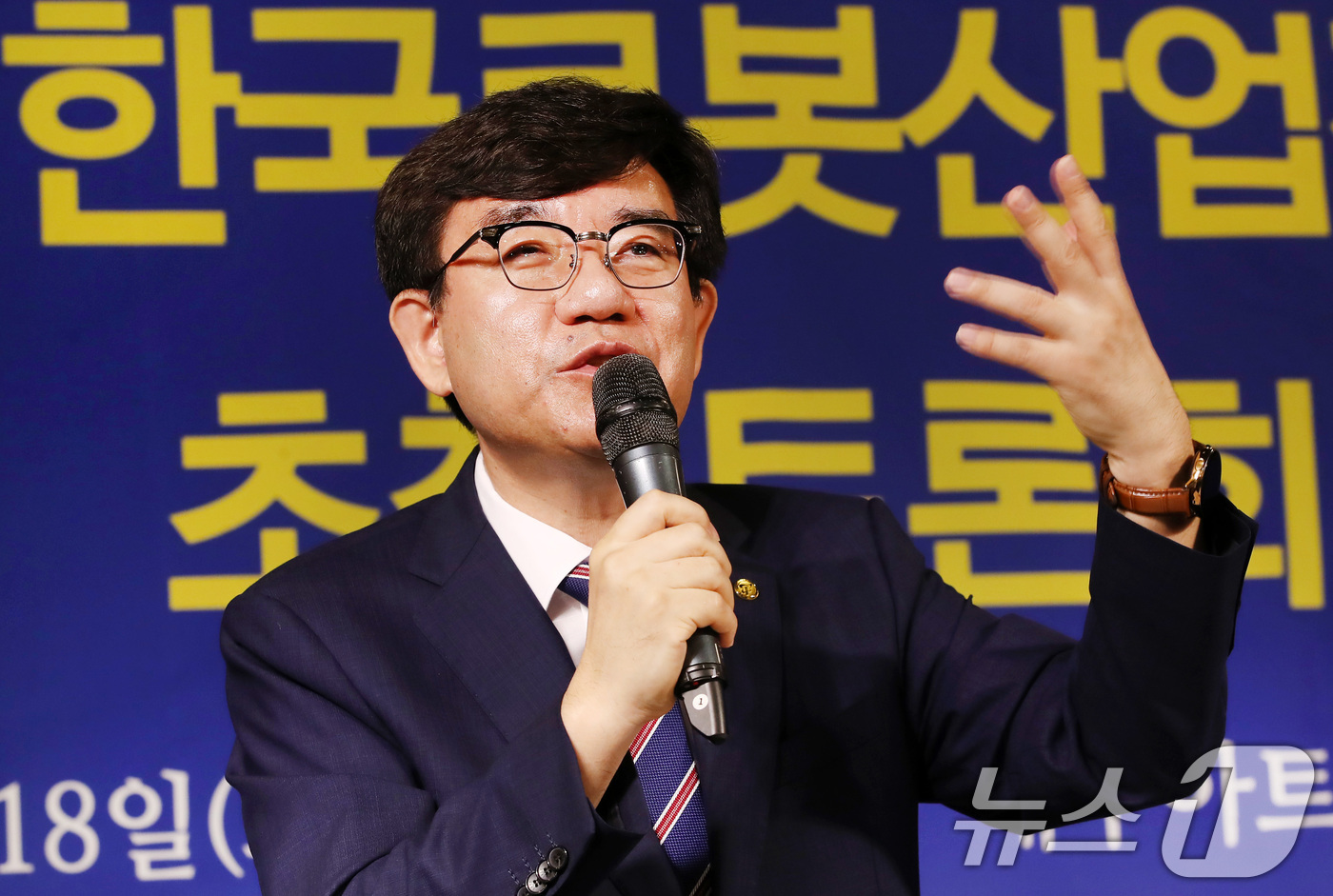 (대구=뉴스1) 공정식 기자 = 조영훈 한국로봇산업진흥원장이 18일 오전 대구 남구 이천동 대구아트파크에서 열린 아시아포럼21 초청 토론회에서 모두 발언을 하고 있다. 2026.8 …