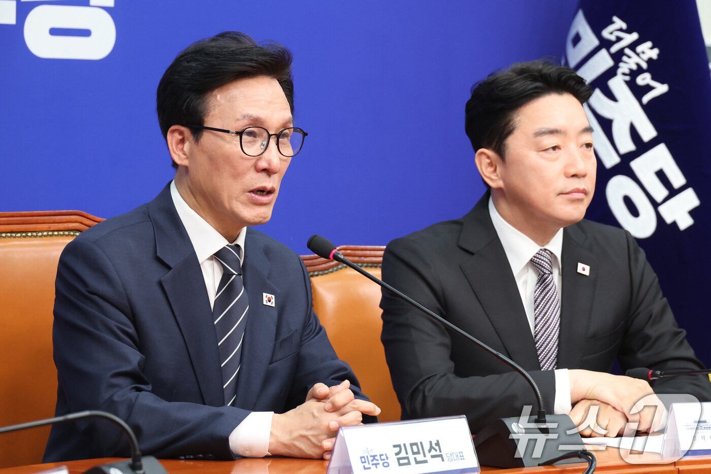 본문 이미지 - 김민석 더불어민주당 대표가 18일 서울 여의도 국회를 찾은 강훈식 대통령 비서실장을 접견하며 인사말을 하고 있다. 2026.8.18 ⓒ 뉴스1 신웅수 기자