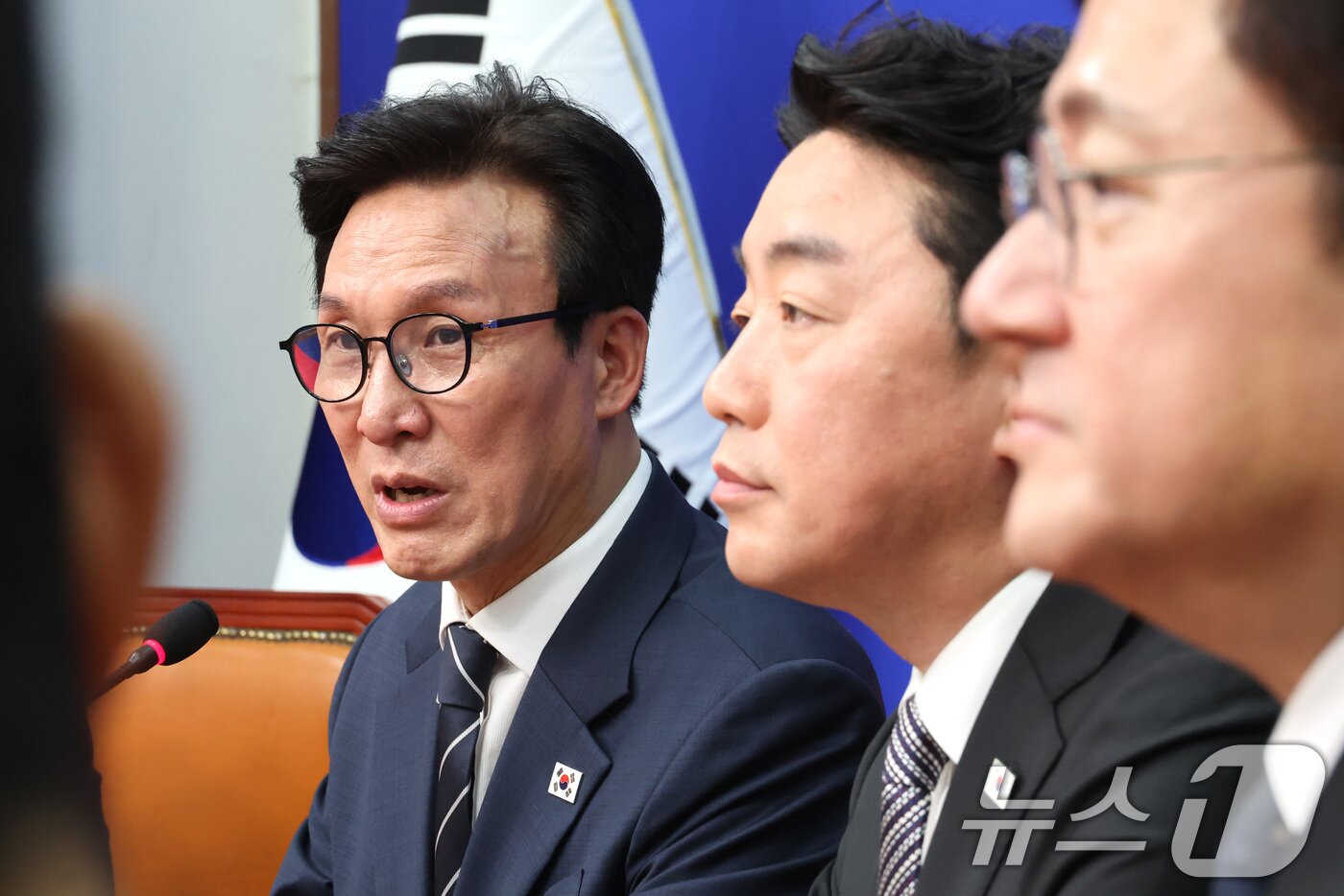 본문 이미지 - 김민석 더불어민주당 대표가 18일 서울 여의도 국회를 찾은 강훈식 대통령 비서실장을 접견하며 인사말을 하고 있다. 2026.8.18 ⓒ 뉴스1 신웅수 기자