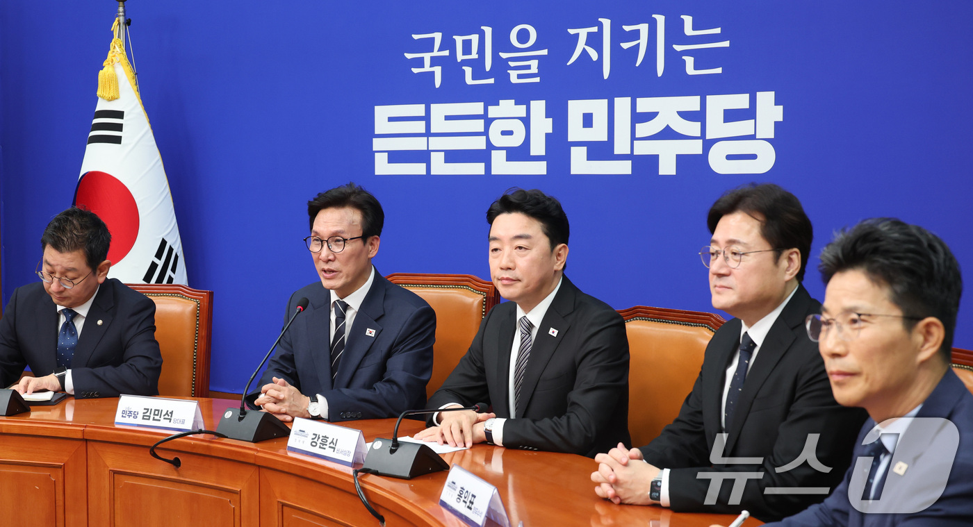 (서울=뉴스1) 신웅수 기자 = 김민석 더불어민주당 대표가 18일 서울 여의도 국회를 찾은 강훈식 대통령 비서실장을 접견하며 인사말을 하고 있다. 2026.8.18/뉴스1