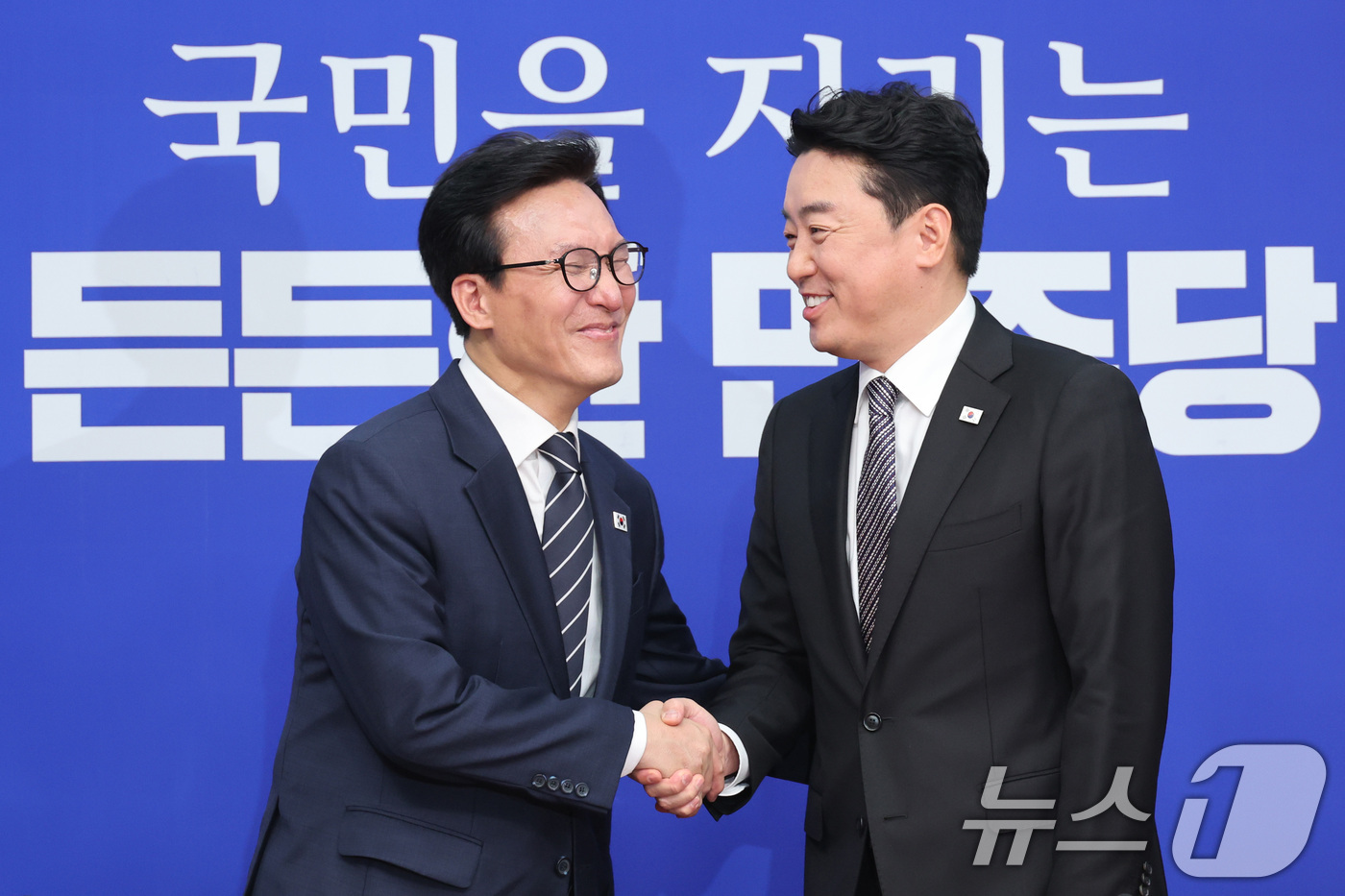 (서울=뉴스1) 신웅수 기자 = 김민석 더불어민주당 대표가 18일 서울 여의도 국회를 찾은 강훈식 대통령 비서실장을 접견하며 악수하고 있다. 2026.8.18/뉴스1