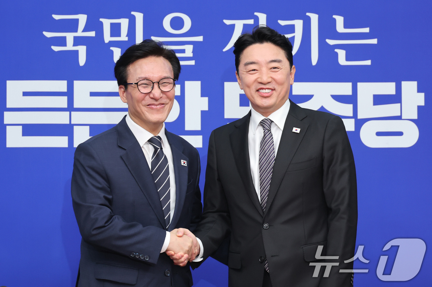 (서울=뉴스1) 신웅수 기자 = 김민석 더불어민주당 대표가 18일 서울 여의도 국회를 찾은 강훈식 대통령 비서실장을 접견하며 악수하고 있다. 2026.8.18/뉴스1