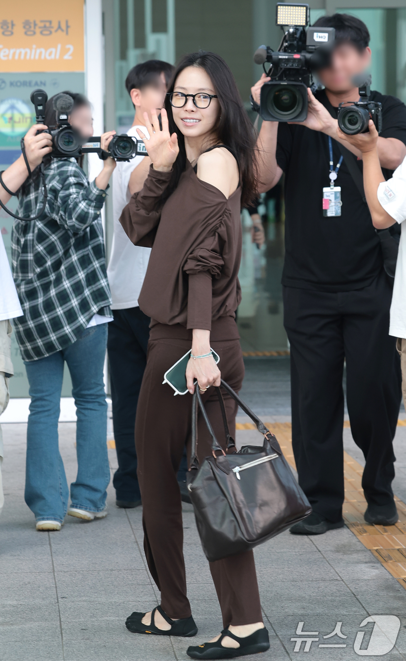 (인천공항=뉴스1) 권현진 기자 = 배우 손나은이 ‘김부장’ 포상휴가를 위해 18일 인천국제공항 2터미널을 통해 괌으로 출국하고 있다. 2026.8.18/뉴스1