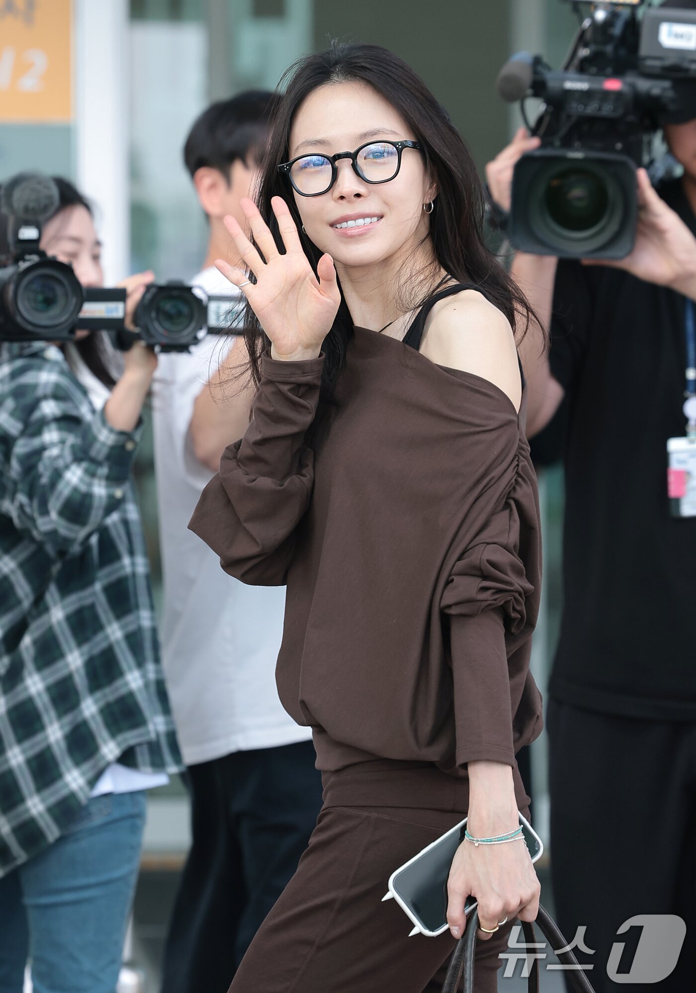 본문 이미지 - 배우 손나은이 ‘김부장’ 포상휴가를 위해 18일 인천국제공항 2터미널을 통해 괌으로 출국하고 있다. 2026.8.18 ⓒ 뉴스1 권현진 기자