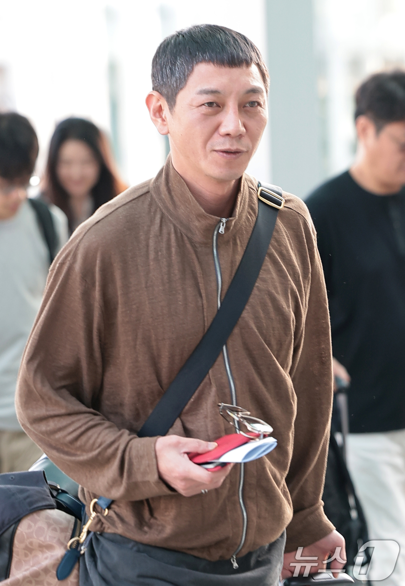 (인천공항=뉴스1) 권현진 기자 = 배우 원현준이 ‘김부장’ 포상휴가를 위해 18일 인천국제공항 2터미널을 통해 괌으로 출국하고 있다. 2026.8.18/뉴스1