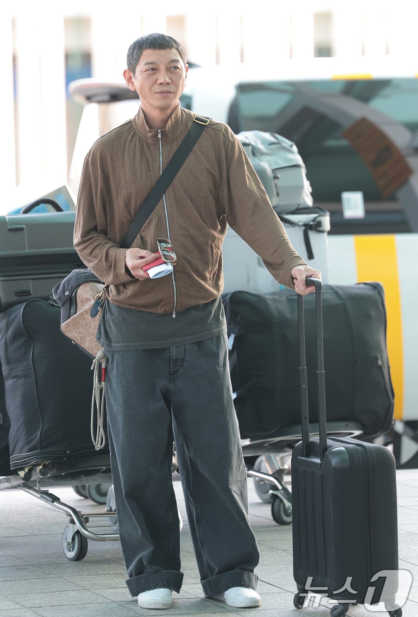 본문 이미지 - 배우 원현준이 ‘김부장’ 포상휴가를 위해 18일 인천국제공항 2터미널을 통해 괌으로 출국하고 있다. 2026.8.18 ⓒ 뉴스1 권현진 기자