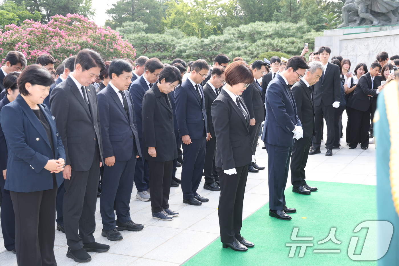 (서울=뉴스1) 황기선 기자 = 김민석 더불어민주당 신임 대표가 18일 오전 서울 동작구 국립서울현충원에서 신임 지도부와 현충탑을 참배하고 있다. 2026.8.18/뉴스1