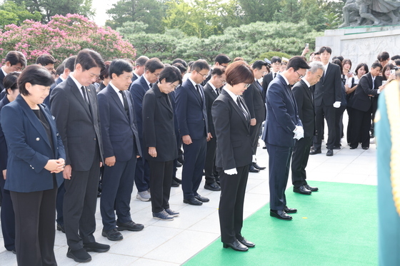 김민석 민주당 신임 대표, 지도부와 현충탑 참배