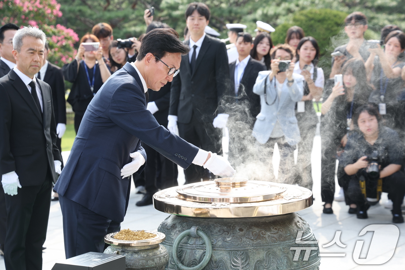(서울=뉴스1) 황기선 기자 = 김민석 더불어민주당 신임 대표가 18일 오전 서울 동작구 국립서울현충원에서 신임 지도부와 현충탑을 참배하고 있다. 2026.8.18/뉴스1