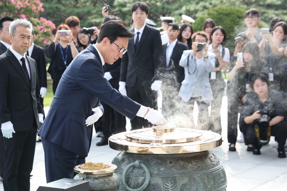 현충원 찾은 김민석 민주당 지도부…"황금시대 기관차 되겠다"