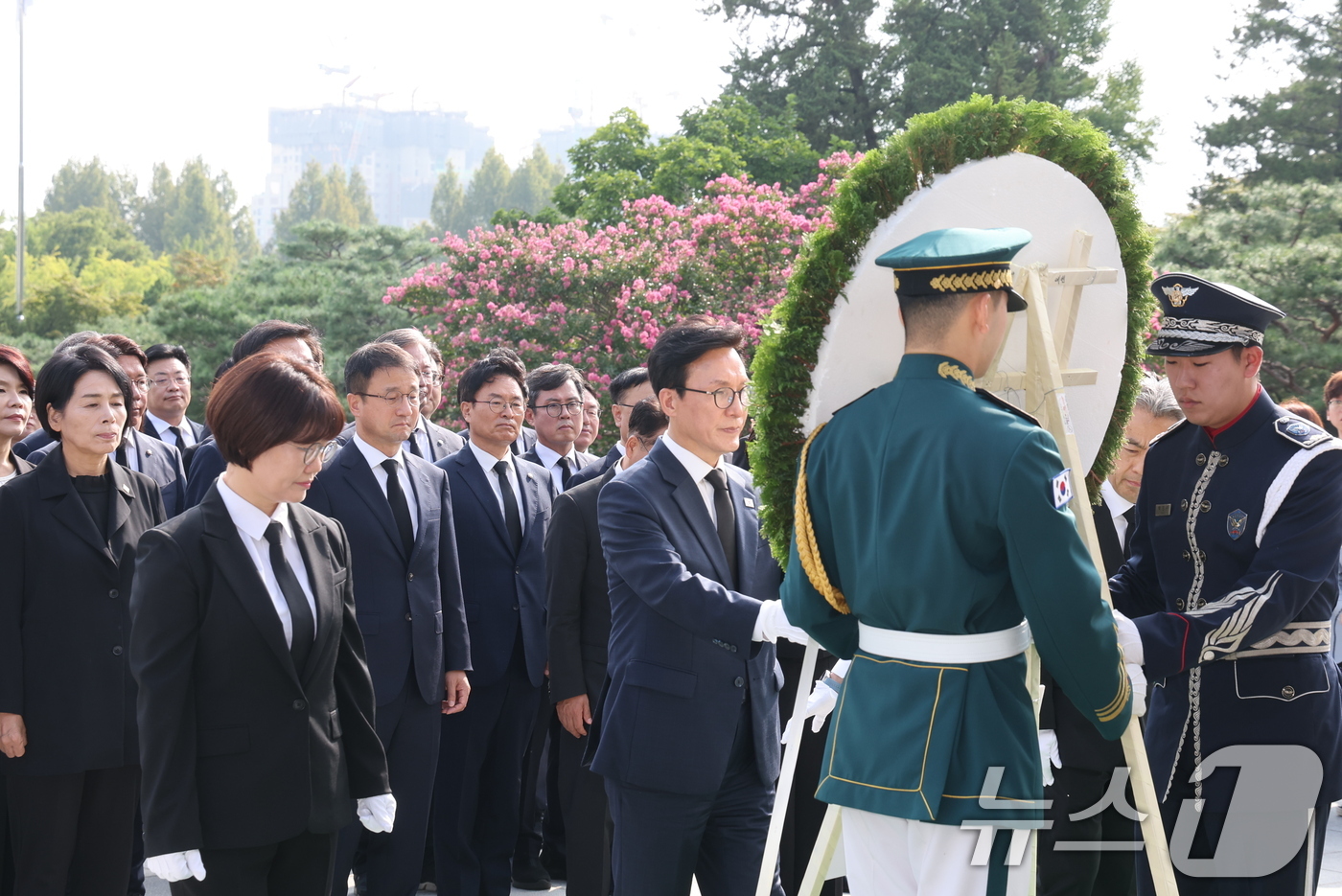 (서울=뉴스1) 황기선 기자 = 김민석 더불어민주당 신임 대표가 18일 오전 서울 동작구 국립서울현충원에서 신임 지도부와 현충탑을 참배하고 있다.  2026.8.18/뉴스1