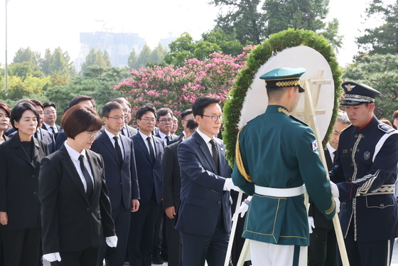 지도부와 현충탑 참배하는 김민석 민주당 신임 대표