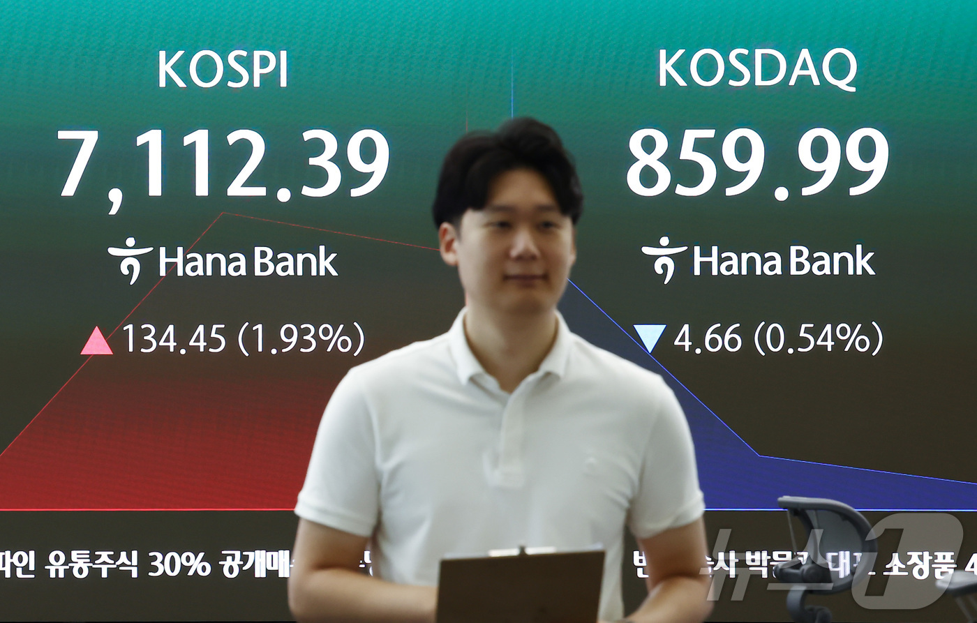 (서울=뉴스1) 김민지 기자 = 코스피가 7100선을 회복하며 상승 출발한 18일 오전 서울 중구 하나은행 딜링룸 전광판에 코스피 지수가 나오고 있다.이날 코스피는 2.15% 오른 …