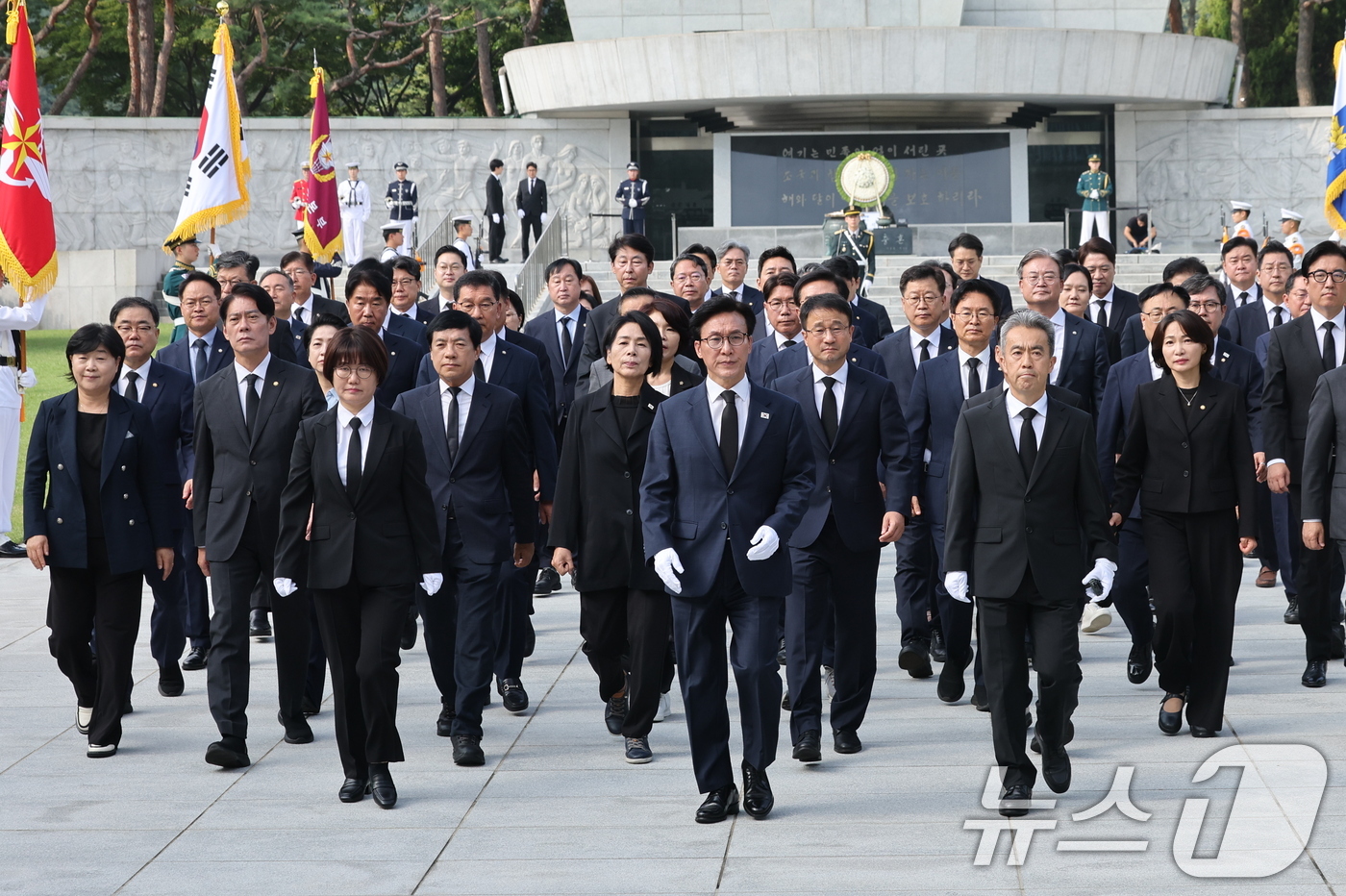 (서울=뉴스1) 황기선 기자 = 김민석 더불어민주당 신임 대표가 18일 오전 서울 동작구 국립서울현충원에서 신임 지도부와 현충탑을 참배한 후 나서고 있다. 2026.8.18/뉴스1 …