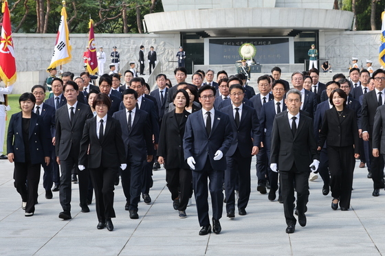 현충원 참배 마치고 나서는 김민석 지도부