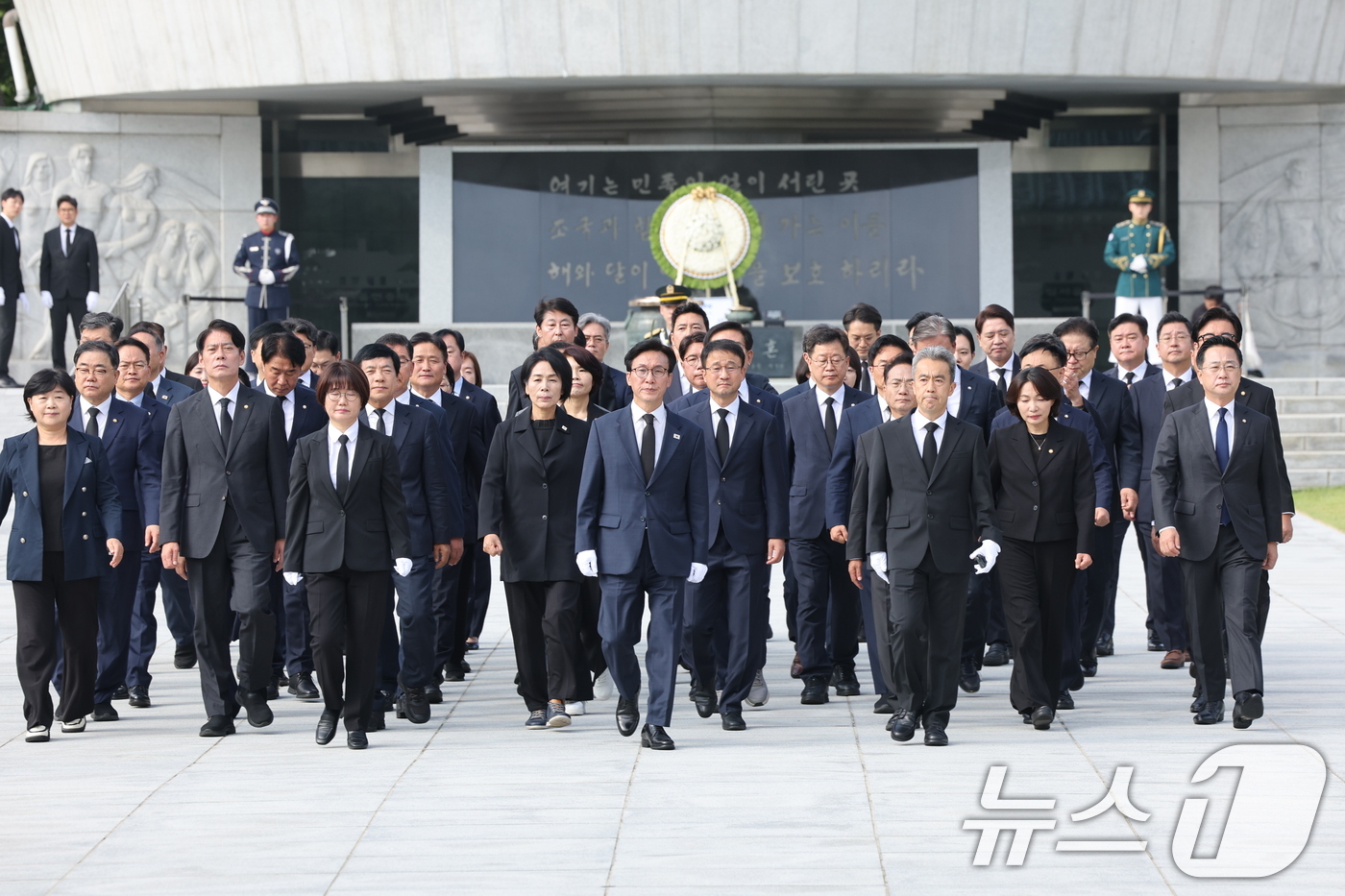 (서울=뉴스1) 황기선 기자 = 김민석 더불어민주당 신임 대표가 18일 오전 서울 동작구 국립서울현충원에서 신임 지도부와 현충탑을 참배한 후 나서고 있다. 2026.8.18/뉴스1 …