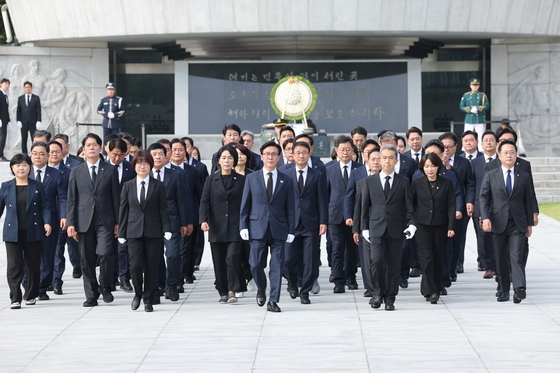 김민석 민주당 신임 대표와 지도부, 현충원 참배