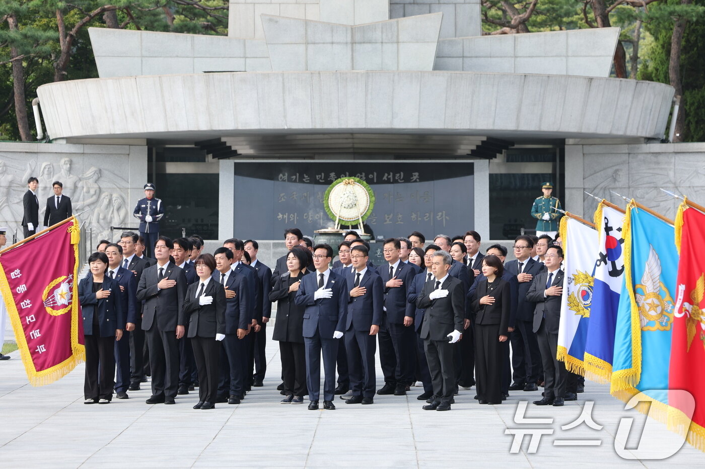 본문 이미지 - 김민석 더불어민주당 신임 대표가 18일 오전 서울 동작구 국립서울현충원에서 신임 지도부와 현충탑을 참배한 후 국민의례를 하고 있다. 2026.8.18 ⓒ 뉴스1 황기선 기자