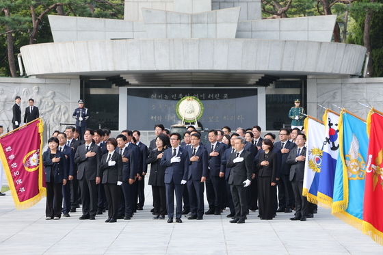 현충원 찾은 김민석 민주당 신임 대표와 지도부