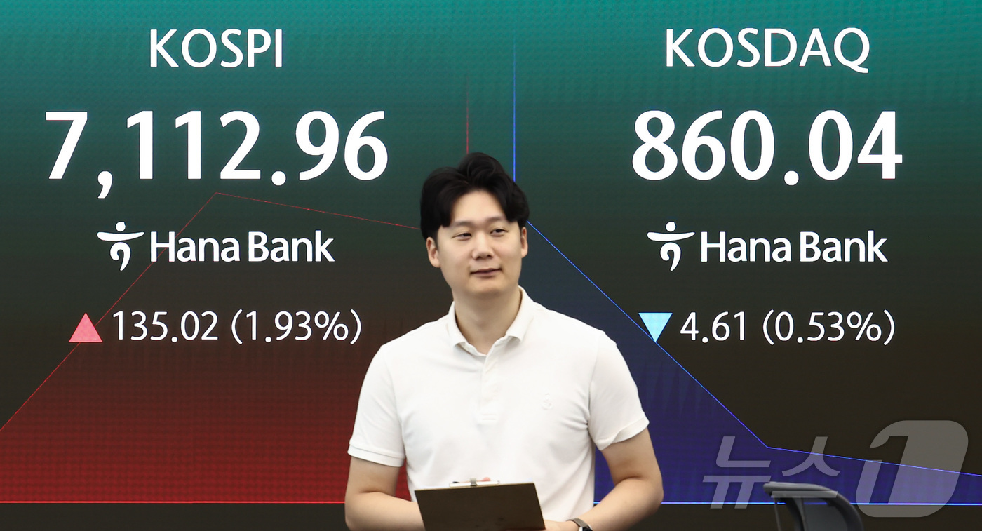 (서울=뉴스1) 김민지 기자 = 코스피가 7100선을 회복하며 상승 출발한 18일 오전 서울 중구 하나은행 딜링룸 전광판에 코스피 지수가 나오고 있다.이날 코스피는 2.15% 오른 …
