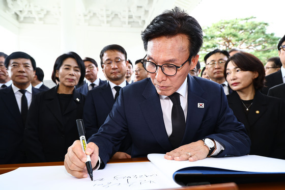 현충원서 방명록 작성하는 김민석 민주당 신임 대표