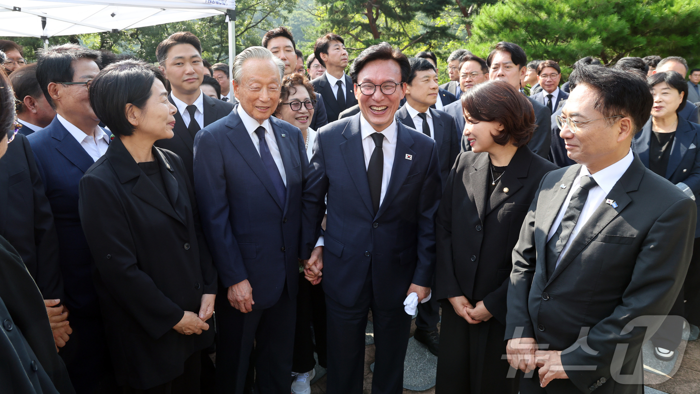 (서울=뉴스1) 황기선 기자 = 김민석 더불어민주당 신임 대표가 18일 오전 서울 동작구 국립서울현충원에서 김대중 전 대통령 묘역 참배 후 권노갑 김대중재단 이사장과 대화를 나누고 …