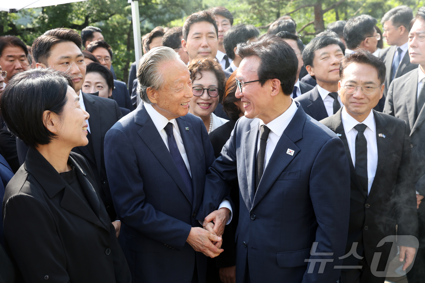 (서울=뉴스1) 황기선 기자 = 김민석 더불어민주당 신임 대표가 18일 오전 서울 동작구 국립서울현충원에서 김대중 전 대통령 묘역 참배 후 권노갑 김대중재단 이사장과 대화를 나누고 …