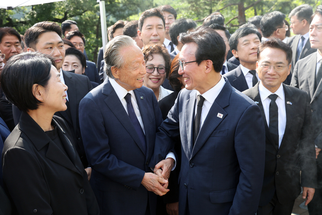 권노갑 이사장과 대화 나누는 김민석 신임 대표