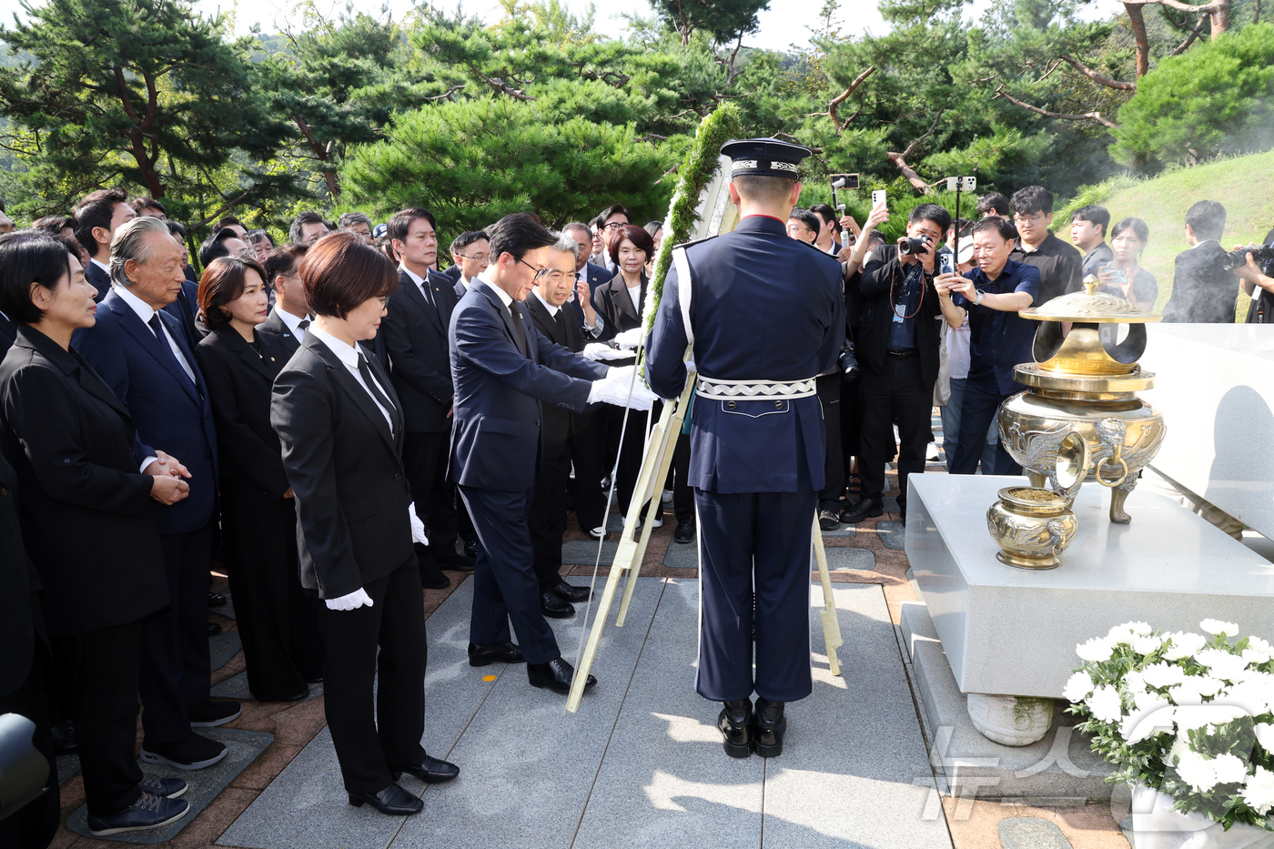 (서울=뉴스1) 황기선 기자 = 김민석 더불어민주당 신임 대표가 18일 오전 서울 동작구 국립서울현충원에서 김대중 전 대통령 묘역을 참배하고 있다. 2026.8.18/뉴스1