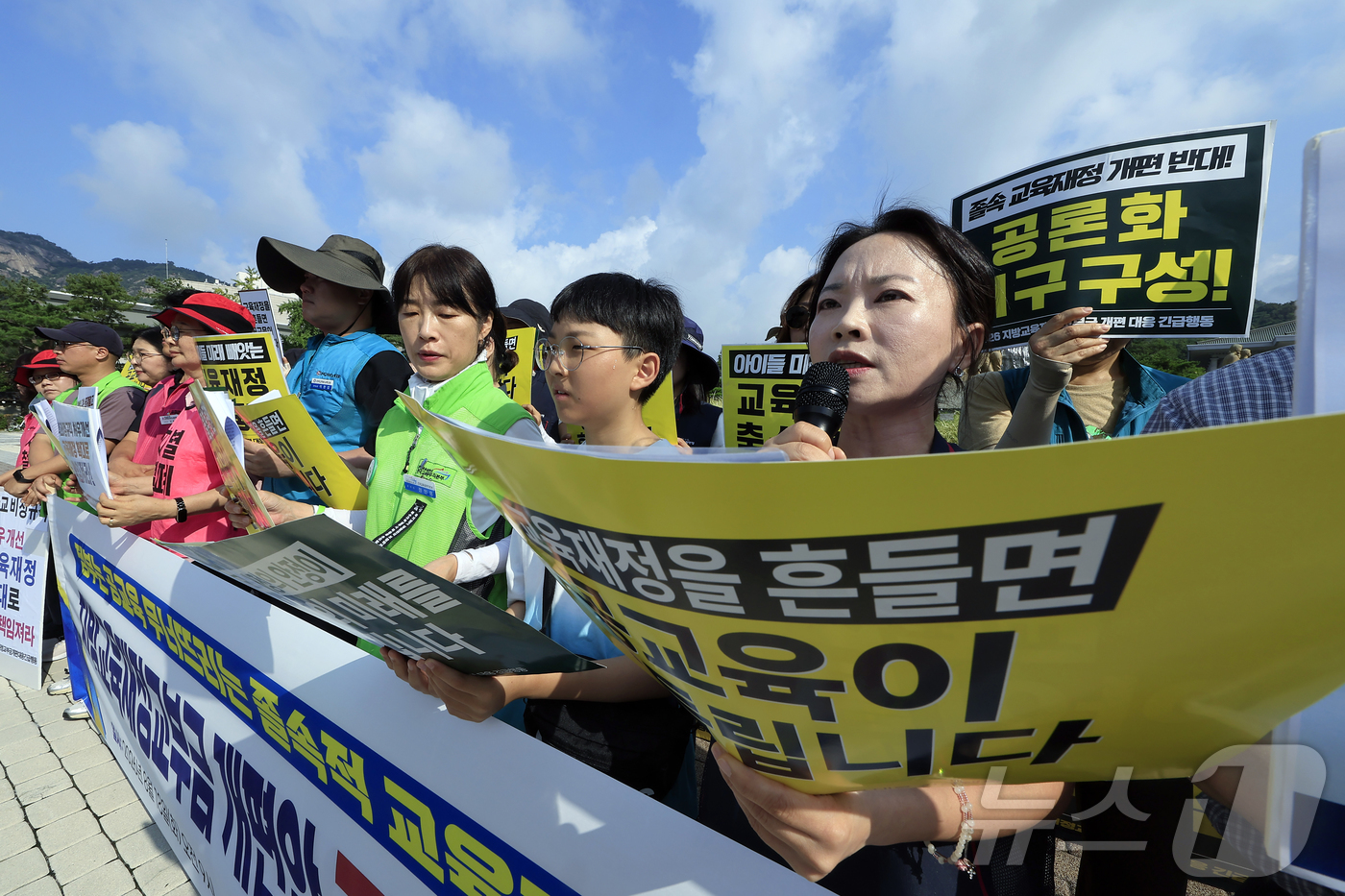 (서울=뉴스1) 박정호 기자 = 송수연 교사노동조합연맹 위원장이 18일 오전 서울시 종로구 청와대 분수대 앞에서 열린 지방교육재정교부금 개편안 국무회의 상정 저지 기자회견에서 발언 …