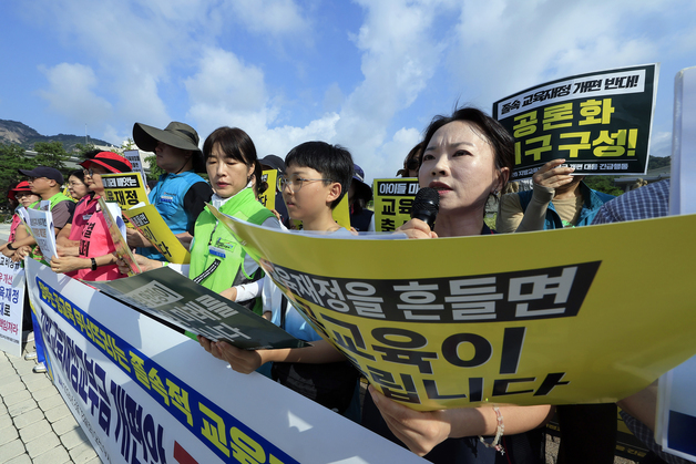 기자회견 발언하는 송수연 교사노동조합연맹 위원장