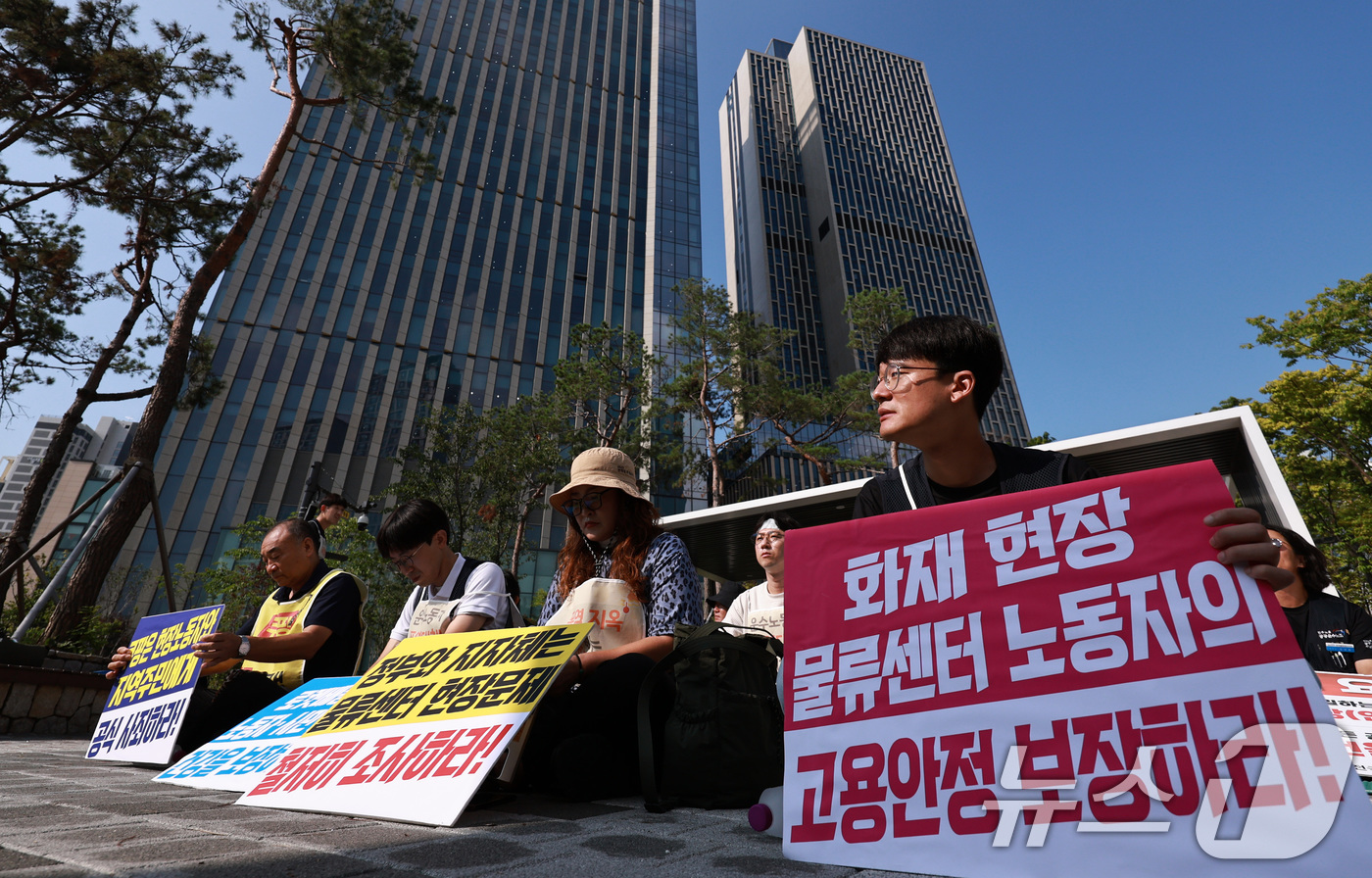 (서울=뉴스1) 구윤성 기자 = 민주노총 공공운수노조 조합원들이 18일 오전 서울 광진구 쿠팡 본사 앞에서 기자회견을 열고 운수노동자들의 폭염 및 안전대책 마련 등을 촉구하고 있다 …