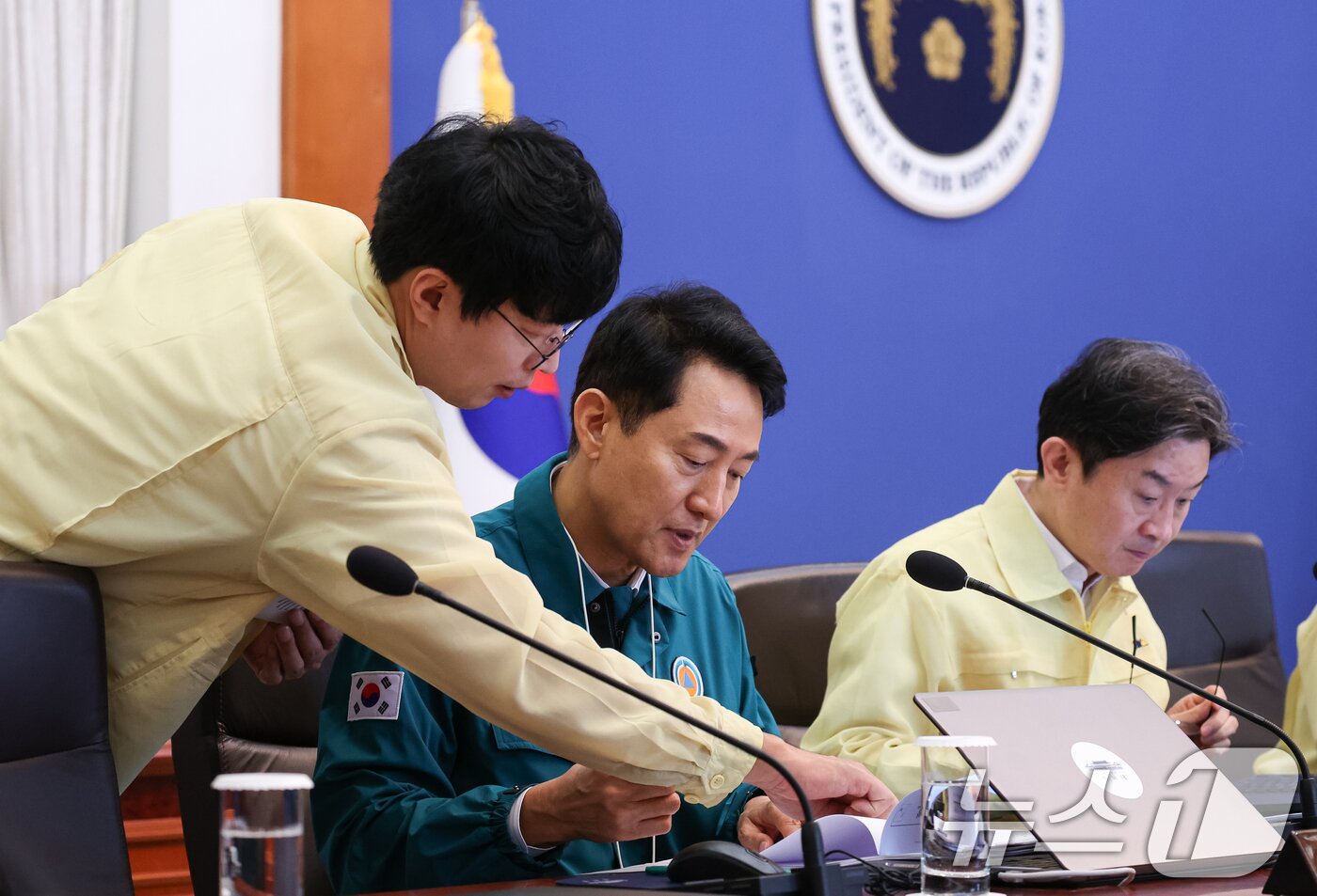 본문 이미지 - 오세훈 서울시장이 18일 청와대에서 열린 제1회 을지국무회의에서 자료를 살펴보고 있다. 2026.8.18 ⓒ 뉴스1 허경 기자