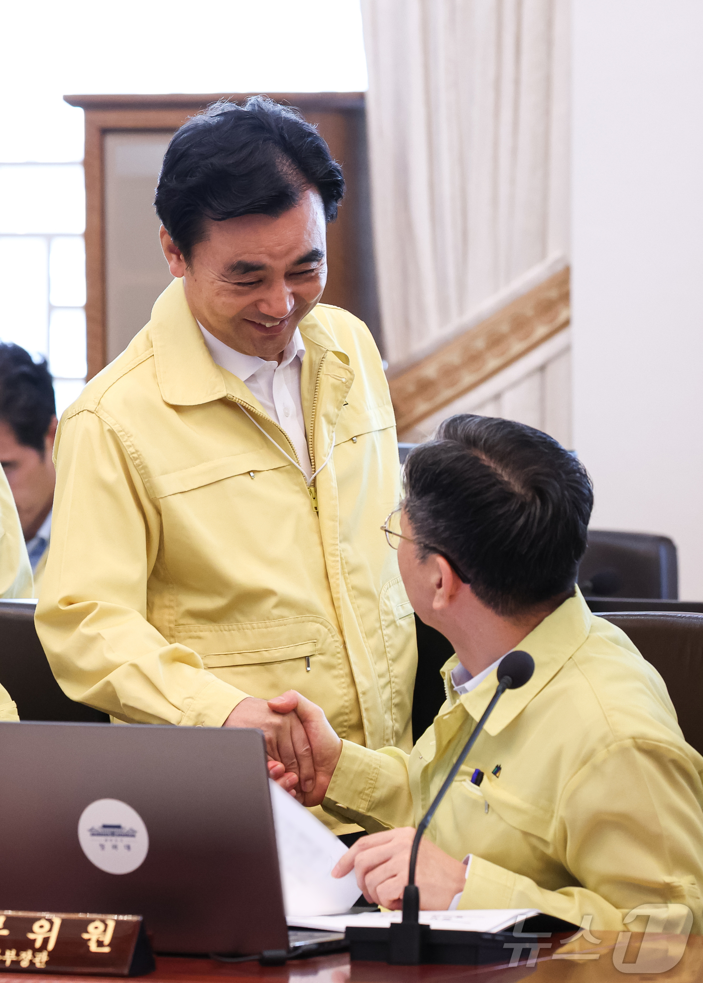(서울=뉴스1) 허경 기자 = 안규백 국방부 장관과 정성호 법무부 장관이 18일 청와대에서 열린 제1회 을지국무회의에서 인사를 나누고 있다. 2026.8.18/뉴스1