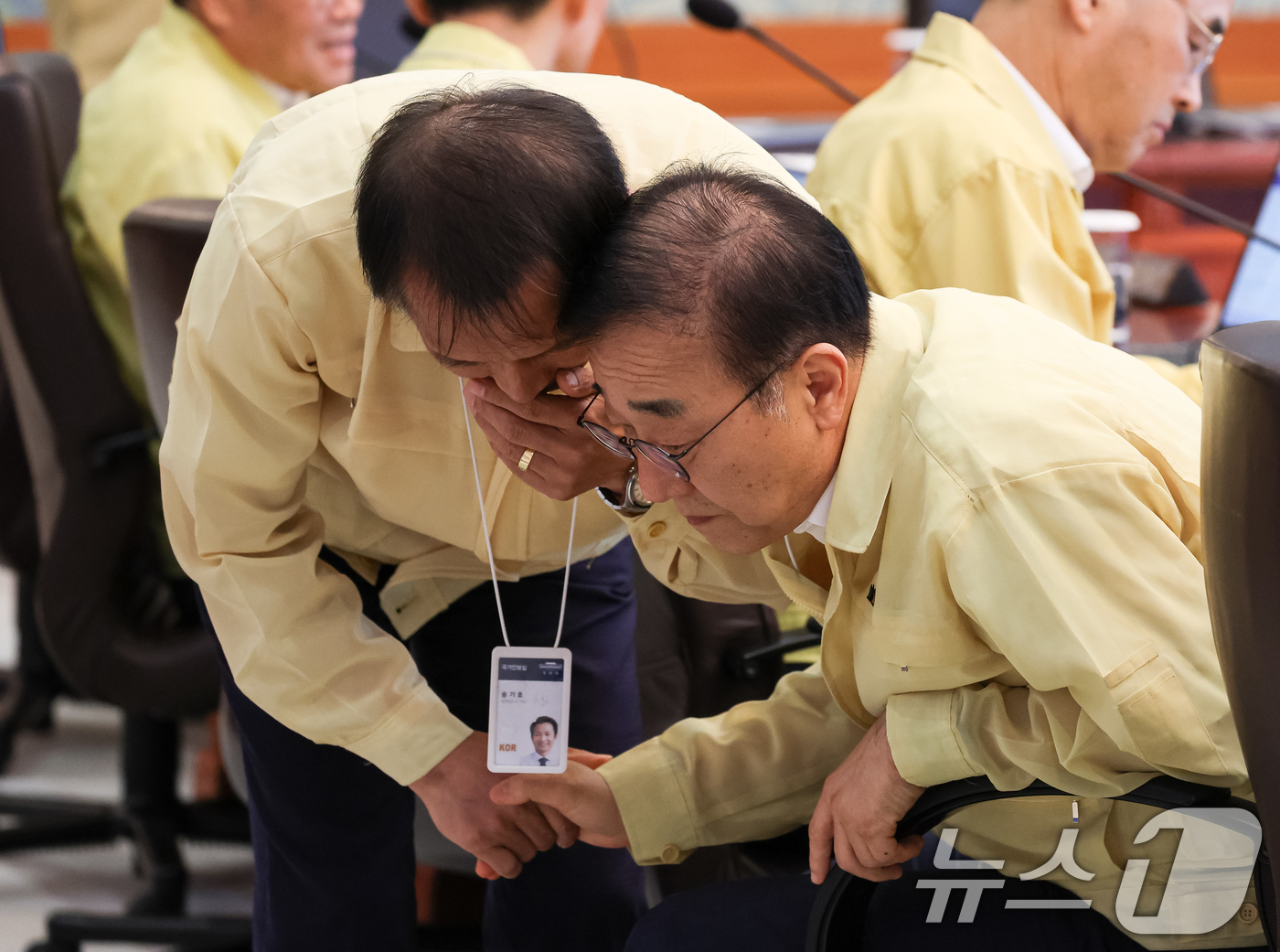 (서울=뉴스1) 허경 기자 = 김윤덕 국토교통부 장관과 송기호 국가안보실 제3차장이 18일 청와대에서 열린 제1회 을지국무회의에서 대화를 하고 있다. 2026.8.18/뉴스1