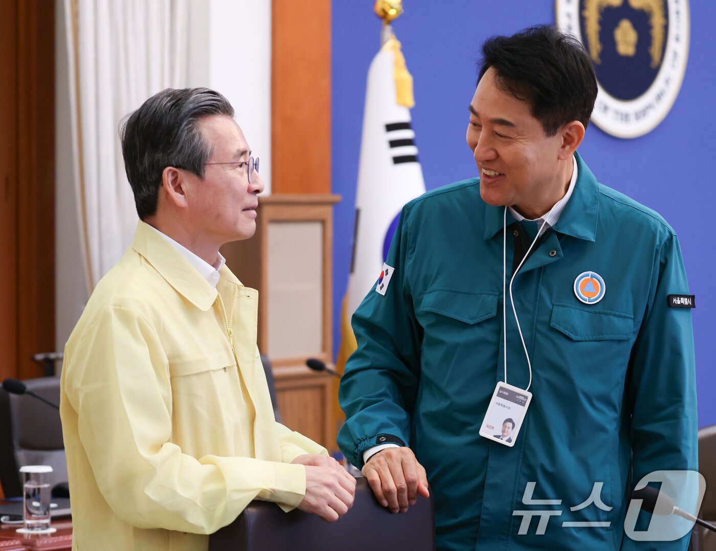 본문 이미지 - 김용범 정책실장과 오세훈 서울시장이 18일 청와대에서 열린 제1회 을지국무회의에서 대화를 하고 있다. 2026.8.18 ⓒ 뉴스1 허경 기자