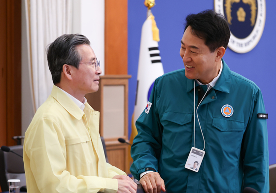 대화 나누는 김용범 정책실장·오세훈 서울시장