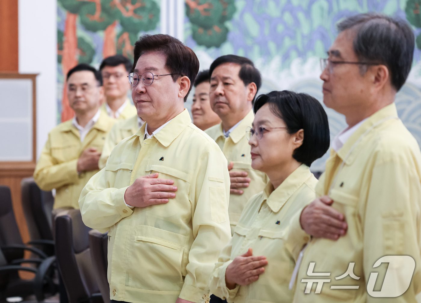 (서울=뉴스1) 허경 기자 = 이재명 대통령이 18일 청와대에서 열린 제1회 을지국무회의에서 국민의례를 하고 있다. 2026.8.18/뉴스1