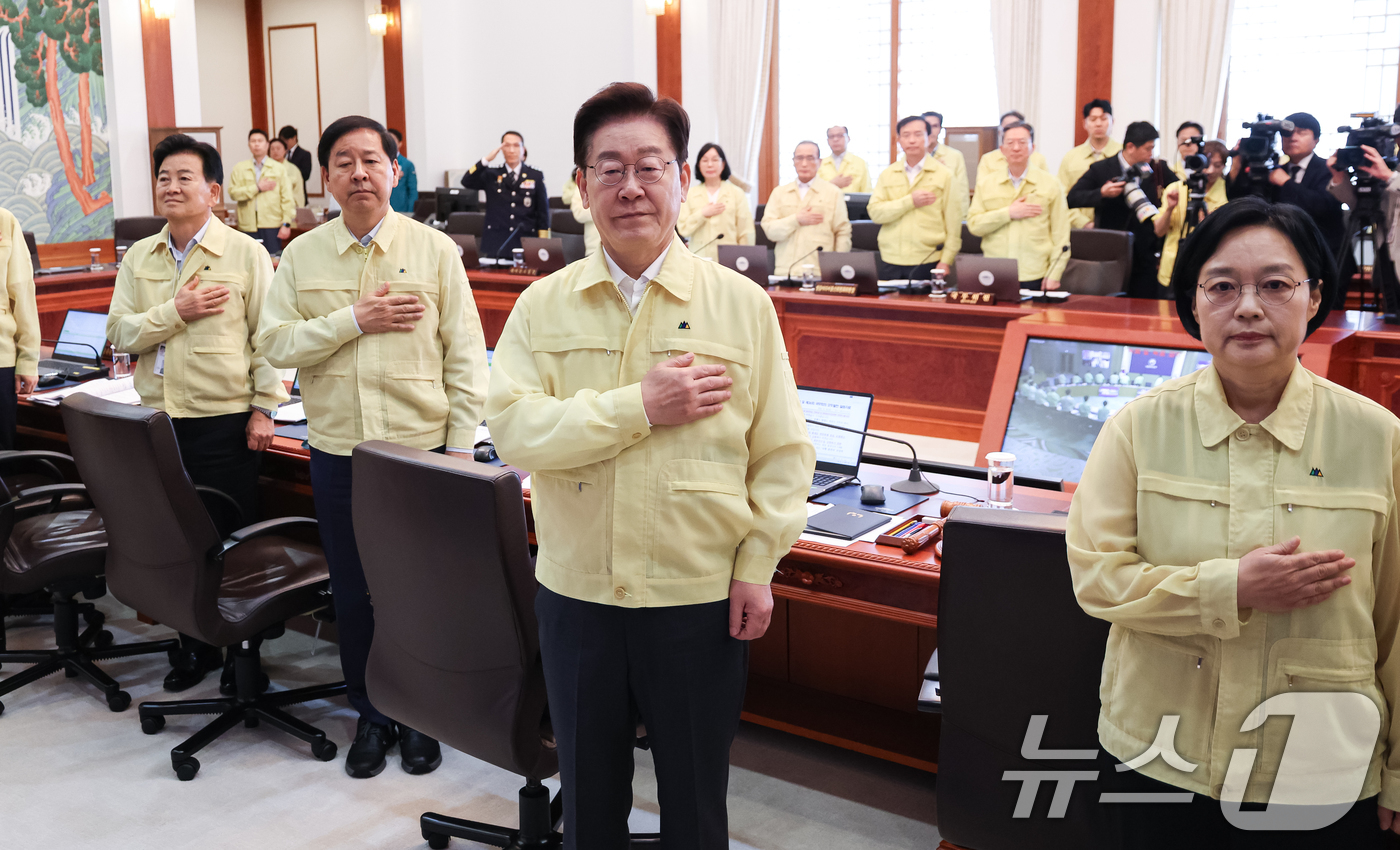 (서울=뉴스1) 허경 기자 = 이재명 대통령이 18일 청와대에서 열린 제1회 을지국무회의에서 국민의례를 하고 있다. 2026.8.18/뉴스1